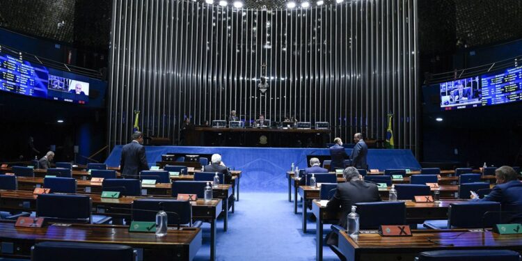 Projeto que limita ICMS dos combustíveis é aprovado pelo Senado