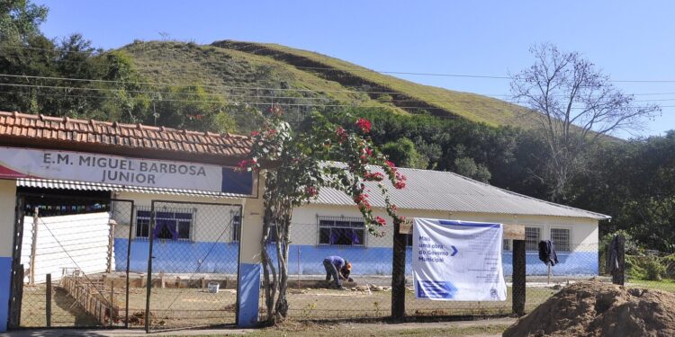 Pinheiral inicia construção da quadra na Escola Miguel Barbosa Junior