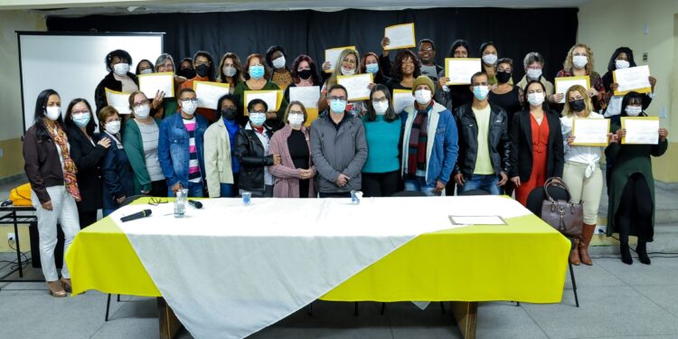 Pinheiral forma mais 28 cuidadores de idosos