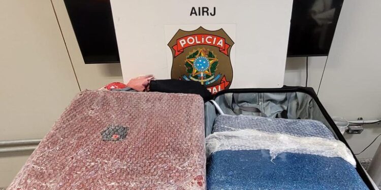 PF prende jovem com cocaína oculta em quadros, no Galeão