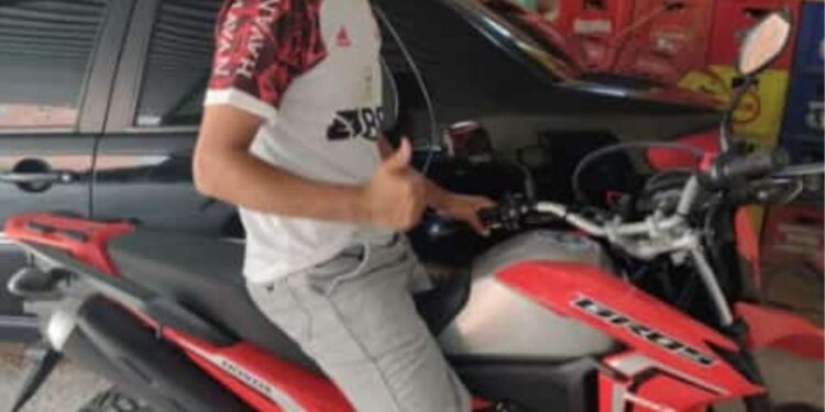 Homem tem moto roubada em assalto à mão armada, em Barra Mansa