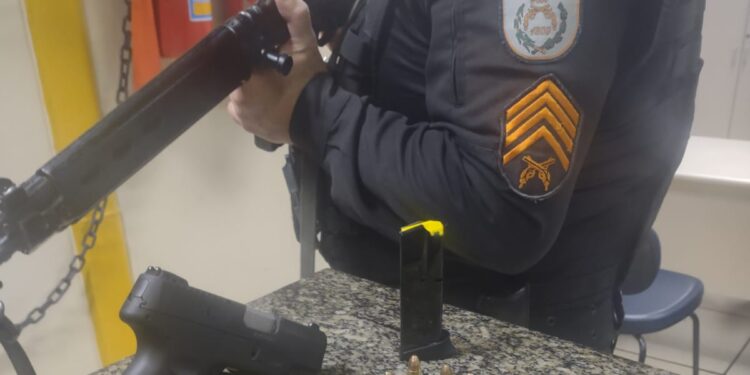 Arma é apreendida em Paraty