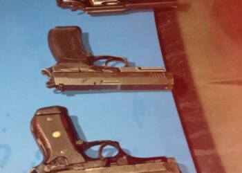 Carro roubado e armas apreendidas em Macaé
