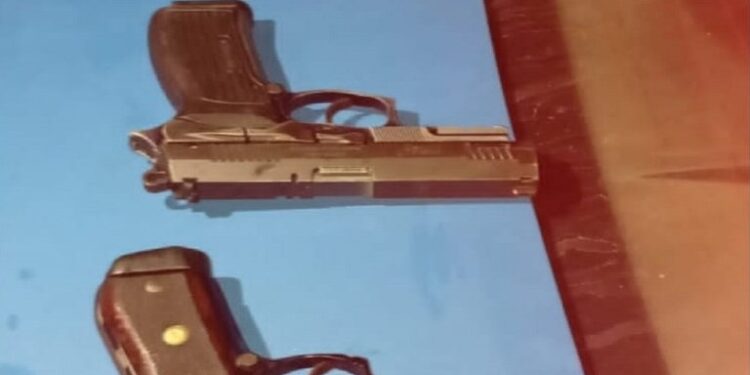 Carro roubado e armas apreendidas em Macaé
