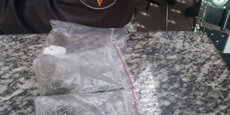 Dois homens são presos com maconha em Barra Mansa