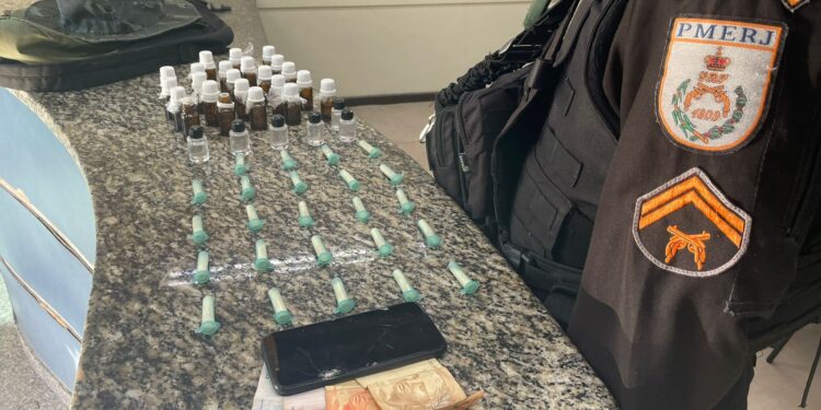 Polícia Militar prende dois homens por tráfico de droga em BM