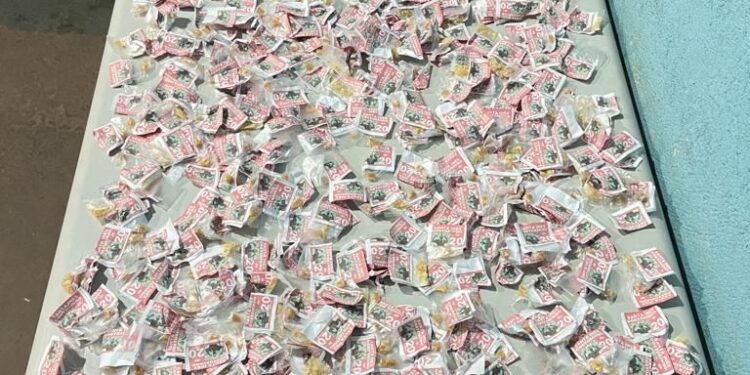 PM apreende adolescente com 780 pedras de crack em Volta Redonda