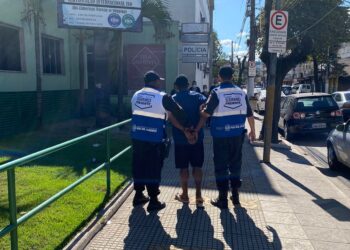 Homem é flagrado furtando diversas vezes a mesma loja em VR