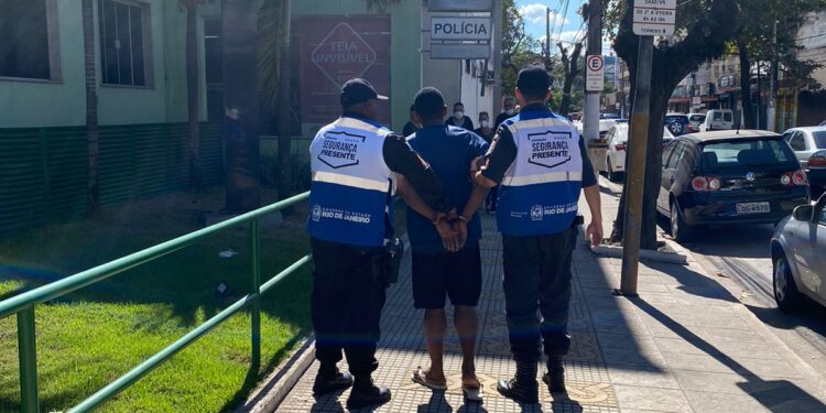 Homem é flagrado furtando diversas vezes a mesma loja em VR