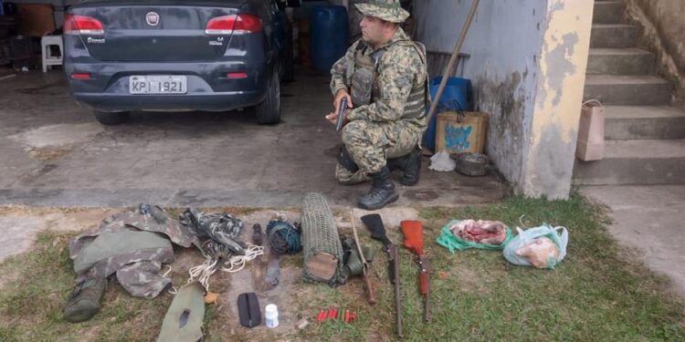 Homem é preso por porte de armas e caça ilegal em Piraí