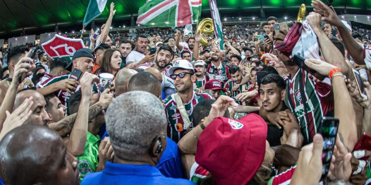 Fred se despede do futebol com vitória e nos braços da torcida
