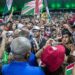 Fred se despede do futebol com vitória e nos braços da torcida
