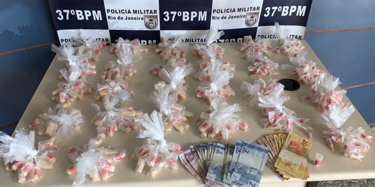 Quatis: Homem é preso quase 500 pinos de cocaína