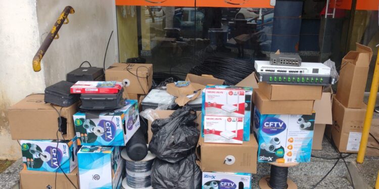 Central de TV e Internet clandestina é descoberta em Angra com a ajuda do Disque Denúncia