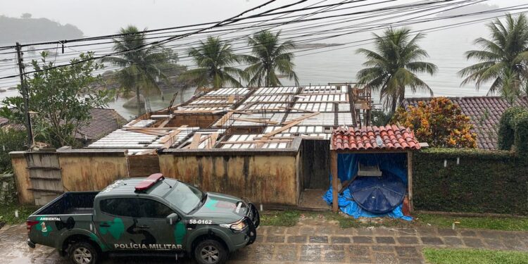 Deck irregular é identificado em Angra dos Reis
