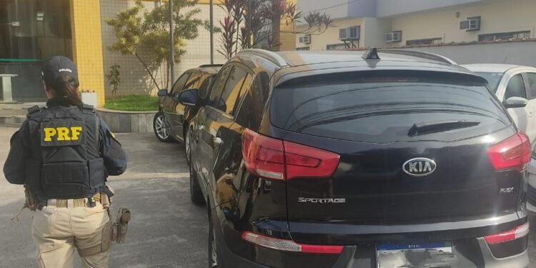 PRF recupera veículo roubado em Piraí
