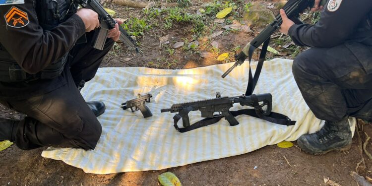 PM apreende armas após confronto com criminosos em Angra