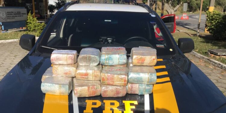 PRF apreende mais de meio milhão de reais em espécie na Dutra, em Piraí