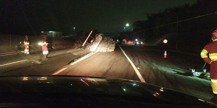 Carreta tomba na Via Dutra, em Itatiaia