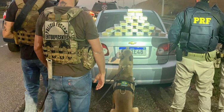 PRF e PF prendem 2 homens com 26,8 kg de pasta base de cocaína no Rio