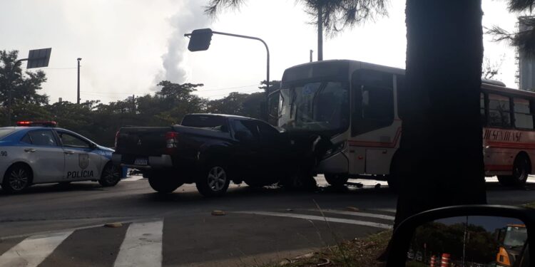 Mulher fica ferida em acidente em Volta Redonda