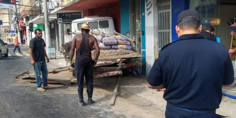Vídeo: Caminhão atinge loja no Centro de Barra Mansa