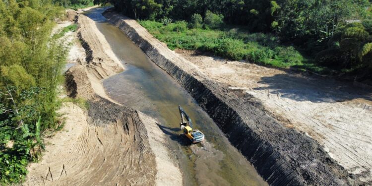 Equipes de Obras trabalham no desassoreamento do Rio Perequê-Açú, em Paraty