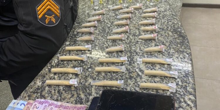 Polícia Militar prende dois homens por tráfico em BM