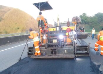 Via Dutra passa por serviço de recuperação de pavimento em Paracambi