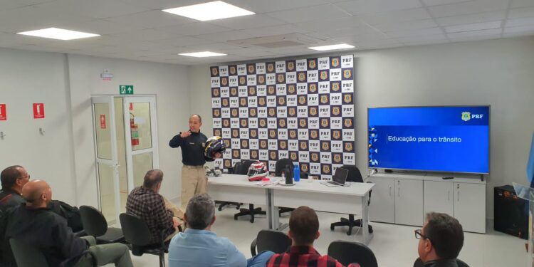 Agentes da PRF ministram palestra para motociclistas evangélicos em Resende