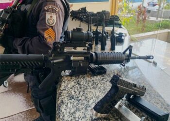 PM encontra replicas de AR-15 e pistola no Parque Maíra