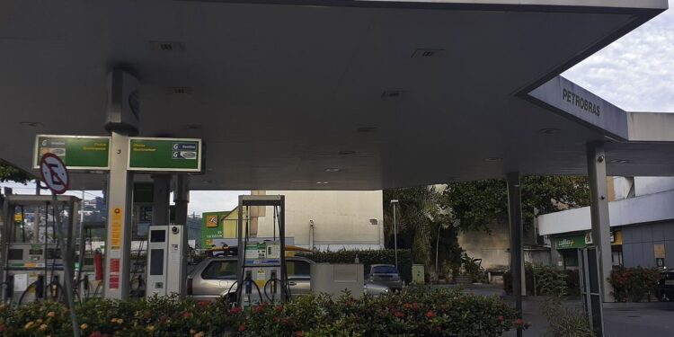 Rio de Janeiro reduz para 18% alíquota do ICMS sobre combustíveis