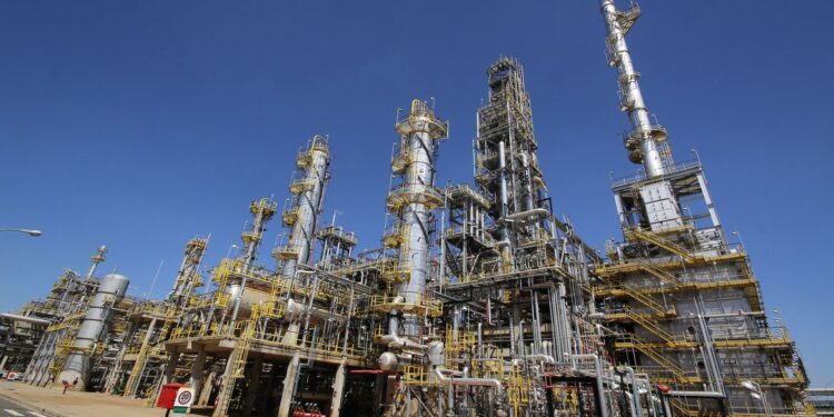 Petrobras reduz preço da gasolina em R$ 0,20 por litro nas refinarias