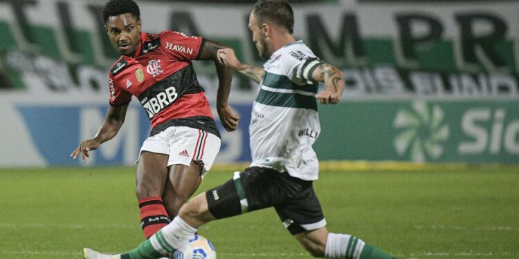 Flamengo encara Coritiba de olho no G6 do Brasileirão