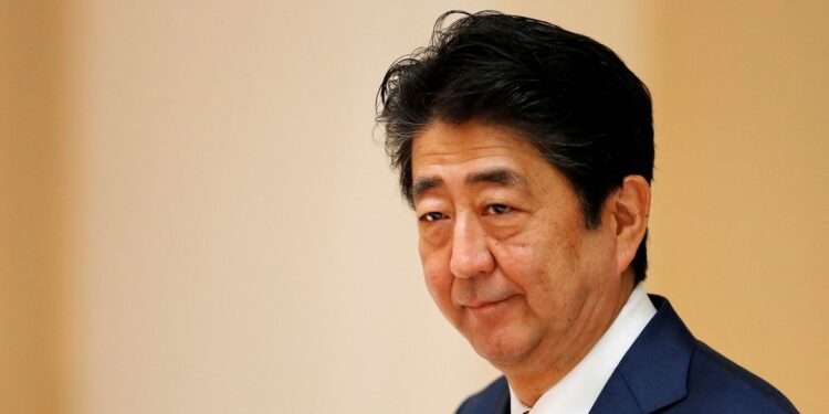 Ex-premiê japonês Shinzo Abe morre após ser baleado em comício