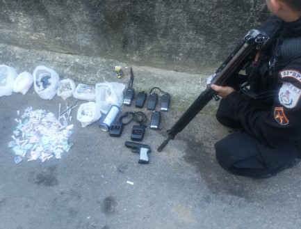Tiroteio entre PMs e traficantes termina com um preso em Angra dos Reis