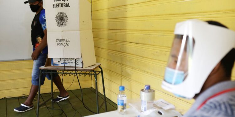 TSE volta a proibir celular, mesmo desligado, na cabine de votação