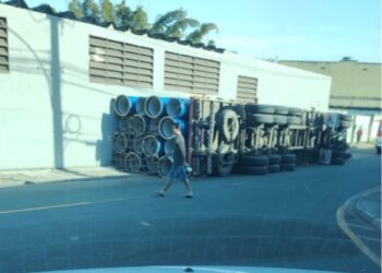 Carreta carregada de tubos tomba no bairro Boa Sorte