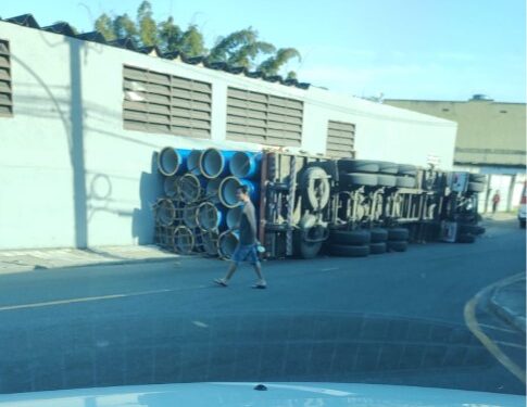 Carreta carregada de tubos tomba no bairro Boa Sorte