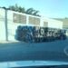 Carreta carregada de tubos tomba no bairro Boa Sorte
