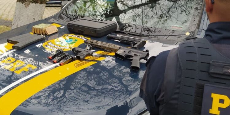 Tráfico de armas: mulher é presa com fuzil, pistola, mira laser e munições em Piraí