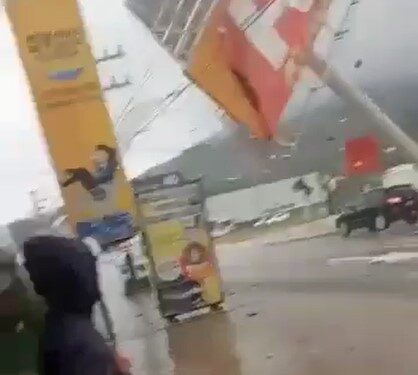 Outdoor de mercado cai durante ventania em SC; veja o vídeo