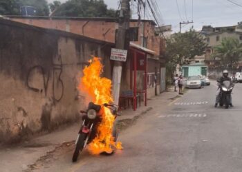 Homem é detido após atear fogo na própria moto em Volta Redonda