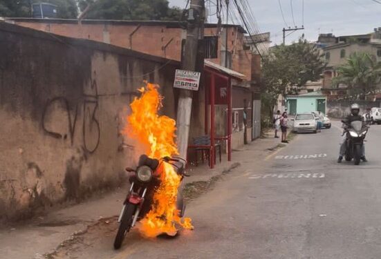 Homem é detido após atear fogo na própria moto em Volta Redonda