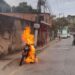 Homem é detido após atear fogo na própria moto em Volta Redonda