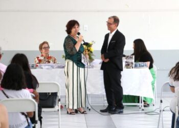 Neurocirurgião entrega autobiografia autografada a  alunos da Rede Pública