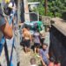 Veículo tenta atravessar linha férrea e é arrastado por composição em Barra Mansa