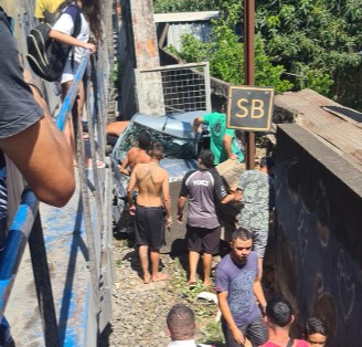 Veículo tenta atravessar linha férrea e é arrastado por composição em Barra Mansa