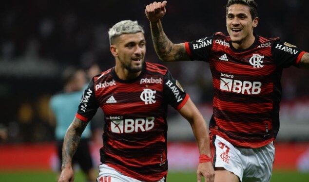 Flamengo vence Corinthians por 2 a 0 e larga na frente nas quartas da Libertadores