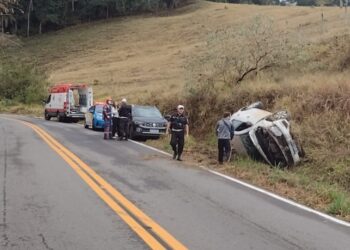 Motorista fica ferido após capotamento na RJ-147 em Valença
